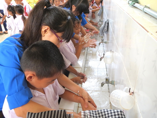Hướng dẫn các em học sinh rửa tay đúng cách để bảo vệ sức khoẻ